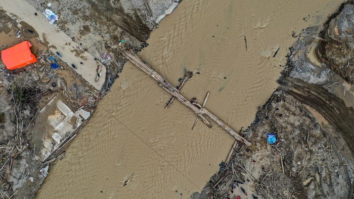 Foto udara kondisi sekitar jembatan darurat di Desa Aek Garoga, Kecamatan Batang Toru, Kabupaten Tapanuli Selatan, Sumatera Utara, Kamis (11/12/2025). Warga masih melintasi jembatan darurat dari batang kayu akibat jalan dan jembatan penghubung antara Kabupaten Tapanuli Selatan menuju Tapanuli Tengah-Sibolga serta Medan putus diterjang banjir bandang pada Selasa (29/11). ANTARA FOTO/Muhammad Adimaja/rwa.