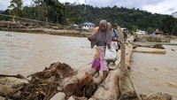 Kerusakan tersebut terjadi setelah kawasan itu diterjang banjir bandang pada Selasa (29/11). ANTARA FOTO/Muhammad Adimaja