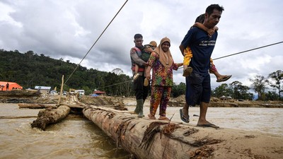 Akses Terputus, Jembatan Kayu Jadi Tumpuan Warga Tapanuli Selatan