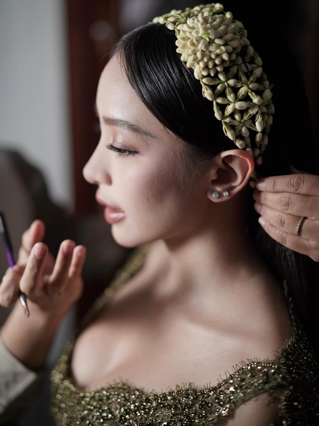 Semua Mata Tertuju ke Kecantikan Amanda Zahra saat Siraman