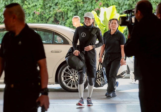 Istri keempat Raja Maha Vajiralongkorn ini turun ke arena SEA Games sebagai atlet selancar atau perahu layar. Ratu Thailand berusia 47 tahun ini biasanya berperan sebagai navigator timnya. Foto: Dok. Instagram ranoadidas, tmski, phralan via vn express