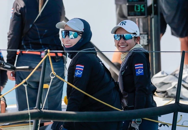 Kehadirannya disebut meneruskan tradisi keluarga kerajaan dalam olahraga perahu layar. Ratu Suthida mengikuti jejak Raja Bhumibol Adulyadej yang memenangkan medali emas selancar layar pada Southeast Asian Peninsular Games (SEAP Games) 1967, yang kini dikenal sebagai SEA Games. Foto: Dok. Instagram ranoadidas, tmski, phralan via vn express