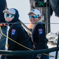 Kehadirannya disebut meneruskan tradisi keluarga kerajaan dalam olahraga perahu layar. Ratu Suthida mengikuti jejak Raja Bhumibol Adulyadej yang memenangkan medali emas selancar layar pada Southeast Asian Peninsular Games (SEAP Games) 1967, yang kini dikenal sebagai SEA Games. Foto: Dok. Instagram ranoadidas, tmski, phralan via vn express