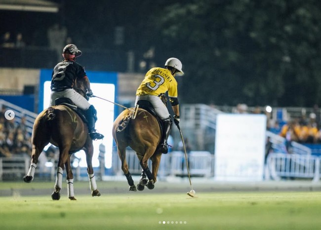 Pada SEA Games 2025, Pangeran Mateen bersama rekan-rekannya di tim polo Brunei berhasil mempersembahkan kemenangan. Mereka menang dari Malaysia pada pertandingan yang berlangsung Senin (8/12/2025) malam. Foto: Dok. Instagram ranoadidas, tmski, phralan via vn express