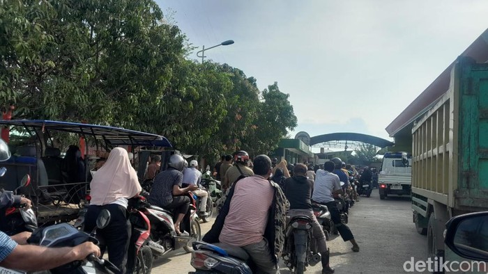 Antrean di SPBU Langsa Mengular, Mayoritas Sepeda Motor