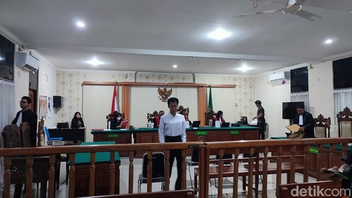 April Jumadil Awal alias Laura menjalani sidang kasus pembakaran vila milik WN Spanyol di PN Denpasar, Kamis (11/12/2025). (Foto: Ahmad Firizqi Irwan/detikBali)