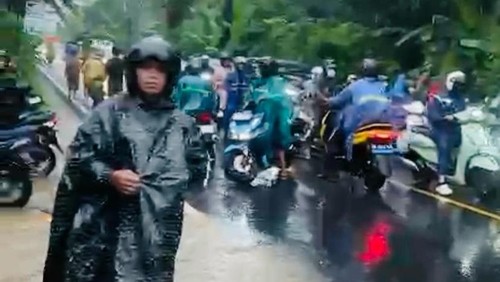 Arus lalu lintas di ruas jalan Amlapura-Denpasar di Banjar Dinas Pangitebel, Desa Antiga Kelod, Kecamatan Manggis, Karangasem, Bali, tersendat akibat banjir, Kamis (11/12/2025). (Foto: Dok. Camat Manggis)