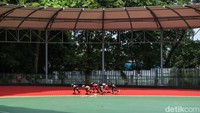 Sejumlah atlet sepatu roda mulai bermain di arena sepatu roda, Kota Bekasi, Kamis (11/12/2025).