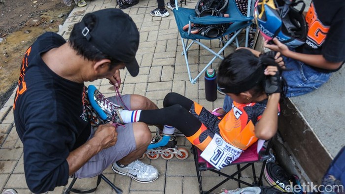 Sejumlah atlet sepatu roda mulai bermain di arena sepatu roda, Kota Bekasi, Kamis (11/12/2025).