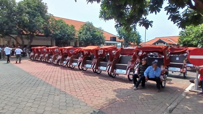 Bacak listrik bantuan Presiden Prabowo Subianto kepada lansia di Kota Pasuruan