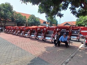 100 Lansia di Kota Pasuruan Terima Bantuan Becak Listrik dari Prabowo