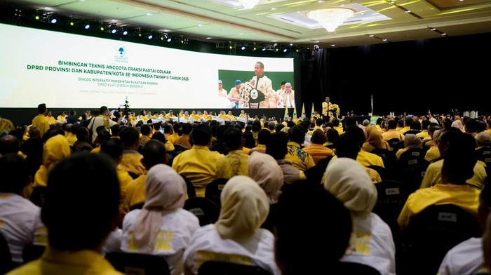 Ketua Umum Partai Golkar Bahlil Lahadalia membuka Bimbingan Teknis Anggota Fraksi Partai Golkar DPRD Provinsi dan Kota/Kabupaten se-Indonesia Tahap II Tahun 2025 di Hotel Bidakara, Jakarta, Rabu (10/12/2025).