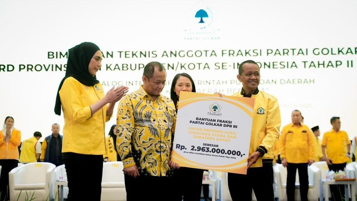 Ketua Umum Partai Golkar Bahlil Lahadalia membuka Bimbingan Teknis Anggota Fraksi Partai Golkar DPRD Provinsi dan Kota/Kabupaten se-Indonesia Tahap II Tahun 2025 di Hotel Bidakara, Jakarta, Rabu (10/12/2025).