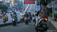 Sejumlah pemotor nekat melawan arus di Duren Sawit, Jakarta Timur, Kamis (11/12/2025).