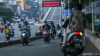 Mirisnya Wajah Lalu Lintas Indonesia: Lawan Arah, Ngerokok di Motor