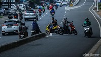Arus putar balik di Jalan Raya Kalimalang kerap disalahgunakan pengendara untuk melawan arus.