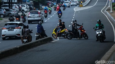 Pemotor Bandel Nekat Lawan Arah di Kalimalang