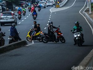 Pemotor Bandel Nekat Lawan Arah di Kalimalang
