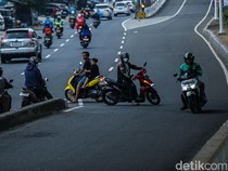 Pemotor Bandel Nekat Lawan Arah di Kalimalang