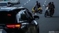Aksi ini dilakukan bukan oleh satu dua orang, melainkan oleh rombongan pemotor yang melintas bersamaan.