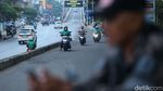 Pemotor Bandel Nekat Lawan Arah di Kalimalang