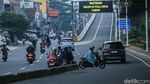 Pemotor Bandel Nekat Lawan Arah di Kalimalang