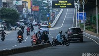 Tak jarang pengendara mobil harus ekstra hati-hati saat para pemotor tersebut melaju melawan arah.