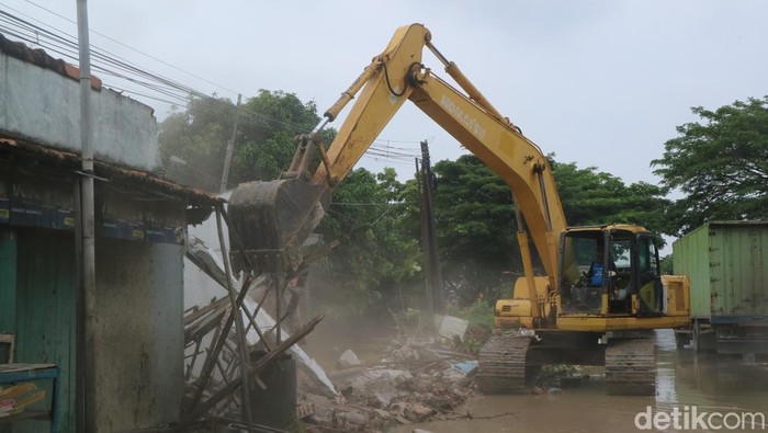 Dituding Jadi Biang Banjir, 3 Ruko di Atas Tanggul Sungai Pati Dirobohkan