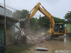 Dituding Jadi Biang Banjir, 3 Ruko di Atas Tanggul Sungai Pati Dirobohkan