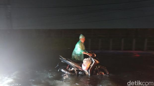 Jalan di Raya Porong, Sidoarjo terendambanjir akibatkan motor hingga truk mogok