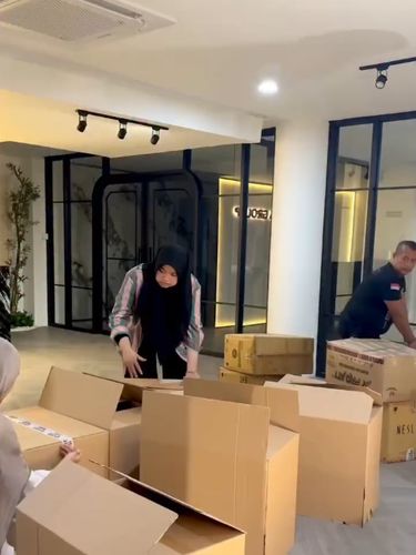 ISSA Group dan desainer Vivi Zubedi menyalurkan bantuan logistik, 300 busana dan hijab bagi korban bencana di Sumatera.