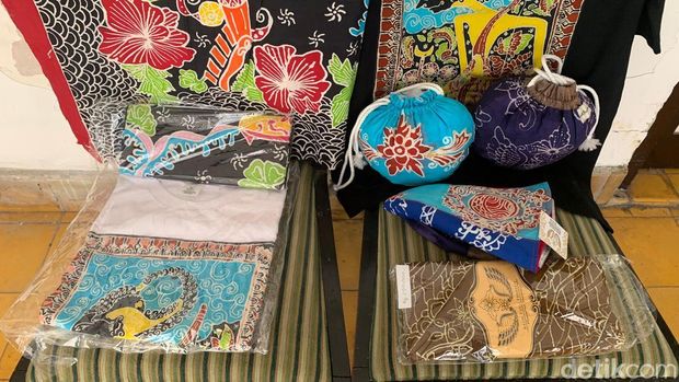 Batik Peneleh Batik Peneleh menjadi salah satu cenderamata wajib khas Kota Surabaya