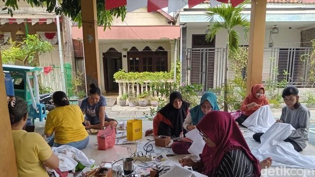 Batik Peneleh Batik Peneleh menjadi salah satu cenderamata wajib khas Kota Surabaya