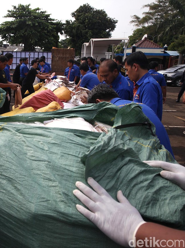 Bea Cukai Gulung Sindikat Garmen Ilegal di Sunda Kelapa dan Tol Sumatera