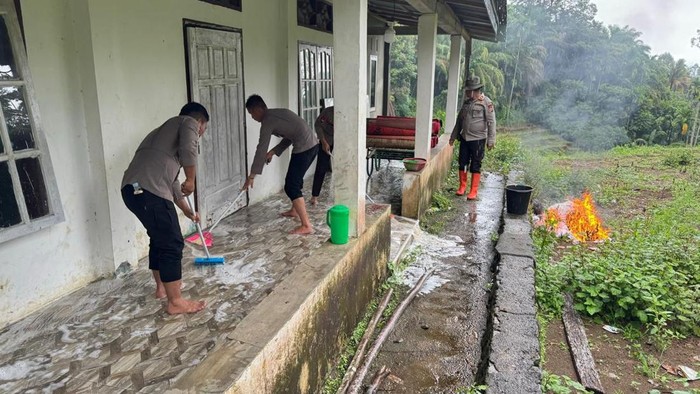 BKO Polda Riau Bersih-bersih Surau yang Terisolasi Dampak Bencana Agam