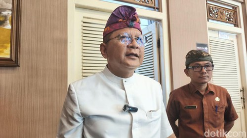 Bupati Buleleng Nyoman Sutjidra diwawancarai setelah rapat koordinasi, Kamis (11/12/2025) pagi.