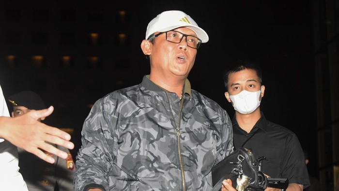 Bupati Lampung Tengah Ardito Wijaya (tengah) dikawal petugas saat tiba di Gedung Merah Putih KPK, Jakarta, Rabu (10/12/2025). Ardito ditangkap bersama sejumlah pihak dalam operasi tangkap tangan (OTT) yang diduga terkait dugaan suap proyek, sementara KPK belum memberikan keterangan resmi mengenai pihak-pihak yang turut diamankan maupun barang bukti yang disita. ANTARA FOTO/Indrianto Eko Suwarso