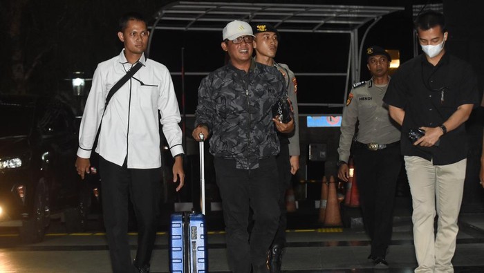 Bupati Lampung Tengah Ardito Wijaya (tengah) dikawal petugas saat tiba di Gedung Merah Putih KPK, Jakarta, Rabu (10/12/2025). Ardito ditangkap bersama sejumlah pihak dalam operasi tangkap tangan (OTT) yang diduga terkait dugaan suap proyek, sementara KPK belum memberikan keterangan resmi mengenai pihak-pihak yang turut diamankan maupun barang bukti yang disita. ANTARA FOTO/Indrianto Eko Suwarso