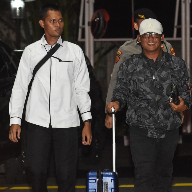 Bupati Lampung Tengah Tersenyum Saat Digelandang ke KPK Usai Terjaring OTT