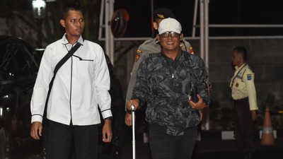Bupati Lampung Tengah Tersenyum Saat Digelandang ke KPK Usai Terjaring OTT