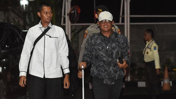 Bupati Lampung Tengah Tersenyum Saat Digelandang ke KPK Usai Terjaring OTT