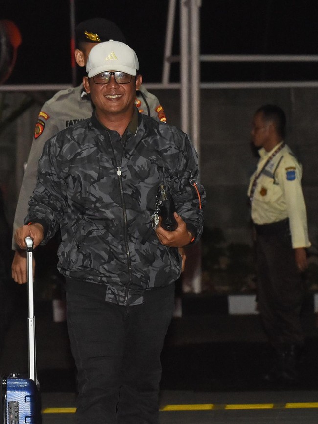 Bupati Lampung Tengah Tersenyum Saat Digelandang ke KPK Usai Terjaring OTT