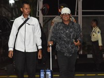 Bupati Lampung Tengah Tersenyum Saat Digelandang ke KPK Usai Terjaring OTT