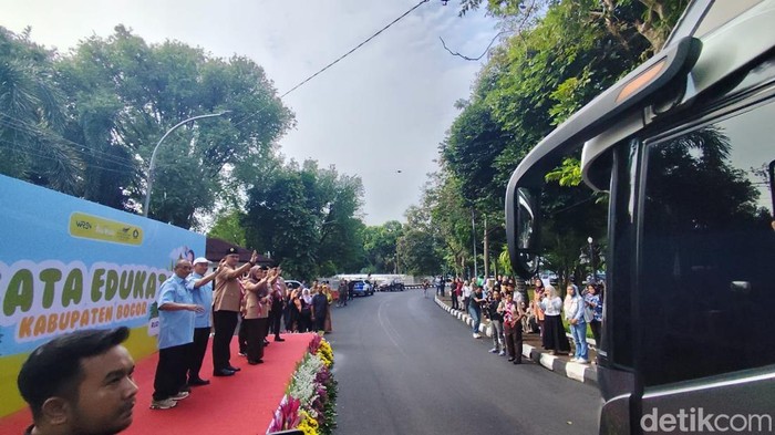 Bupati Rudy Susmanto melepas 800 siswa berbagai jenjang dalam rangka edukasi ke desa-desa wisata di Kabupaten Bogor, Kamis (11/12/2025).