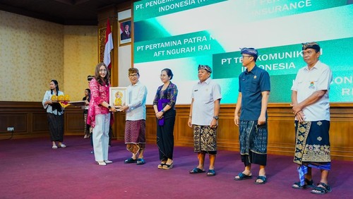 Bupati Wayan Adi Arnawa menyerahkan piagam penghargaan kepada 94 perusahaan, lembaga, asosiasi, dan yayasan saat Gathering Forum TJSP Kabupaten Badung di Ruang Kertha Gosana, Puspem Badung, Kamis (11/12/2025).