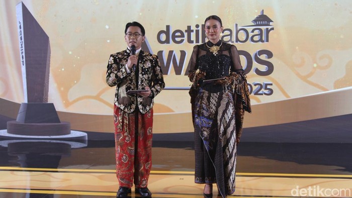 Seni Benang & Kilauan Cosmos Sempurnakan Busana MC detikJabar Awards