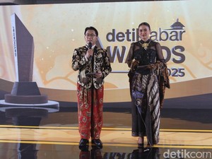 Seni Benang & Kilauan Cosmos Sempurnakan Busana MC detikJabar Awards