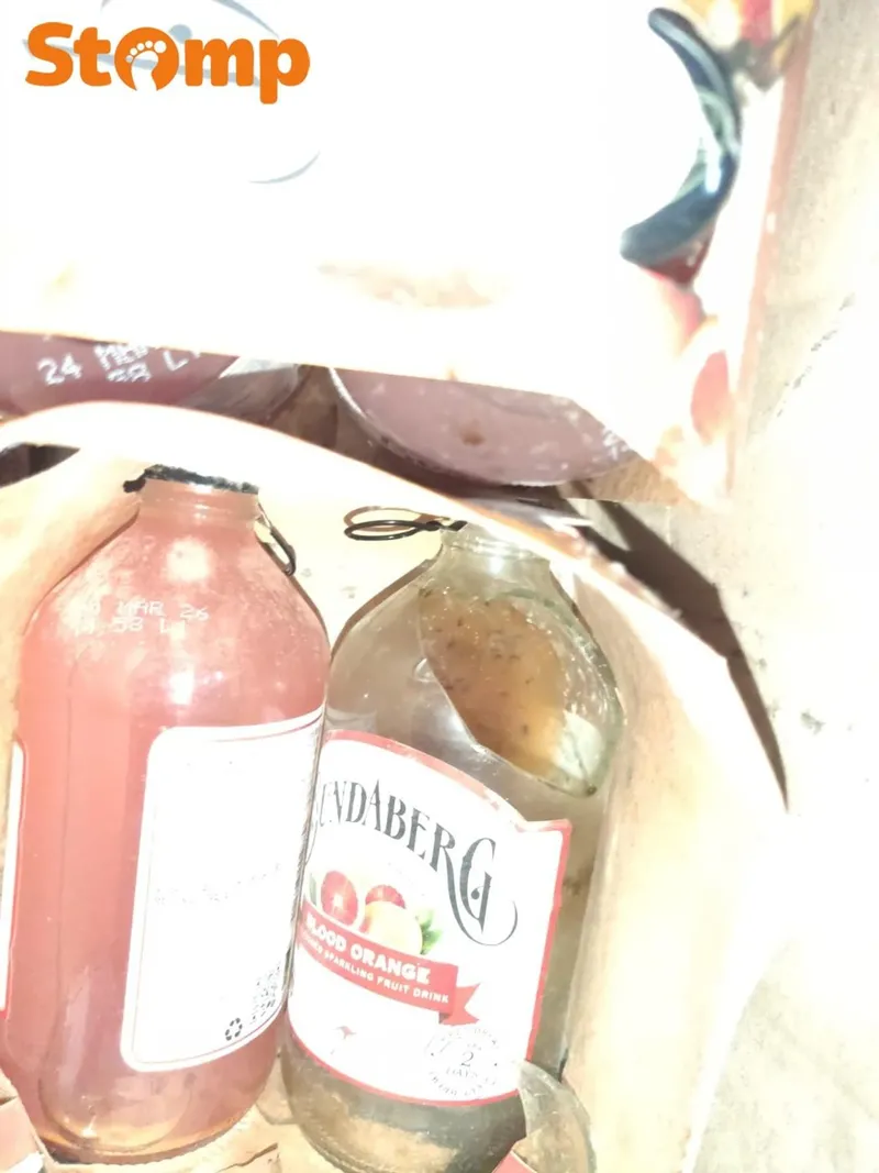 Seorang pelanggan kecewa setelah mendapati botol soda pesanannya hancur berantakan.