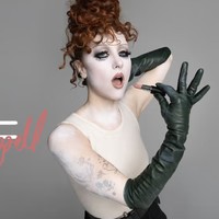 Penyanyi Chappell Roan Tampil Unik dengan Bulu Mata Tinsel Silver di Iklan MAC