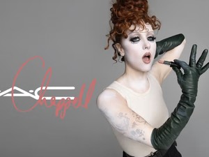Penyanyi Chappell Roan Tampil Unik dengan Bulu Mata Tinsel Silver di Iklan MAC